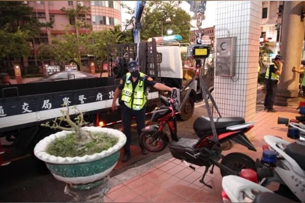 台南市警方利用電子磅秤取締超重的電動自行車，超過60公斤即沒入。圖／台南市警局交通大隊提供