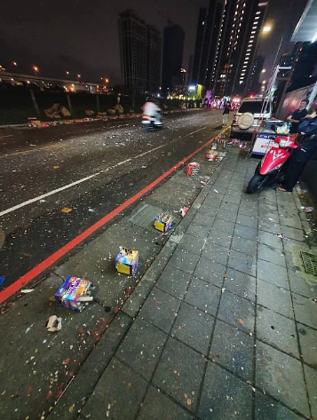 江子翠重劃區道路上滿是用過的鞭炮、煙火盒子,令民眾相當生氣。針對明年是否會再進重劃區內遶境,廟方也沒有正面回應。圖/民眾提供