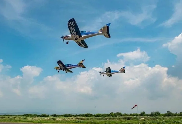 彰化縣第一座合法大型運動輕航機飛行場在溪州鄉開幕,除了讓民眾可以體驗飛行,還有定期飛行表演秀。圖/彰化縣府提供