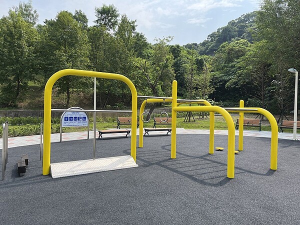 土城青山公園第3期園區30日啟用,針對青壯年與長者配置多功能體健設施。圖/新北市府工務局提供