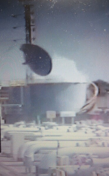 苗栗通霄鎮坪頂里的廢機油儲存槽,疑因土蜂築巢阻塞洩壓閥,9月22日槽體壓力過大炸飛頂蓋,毀損設備並沒有造成人員傷亡。圖/翻攝自網路