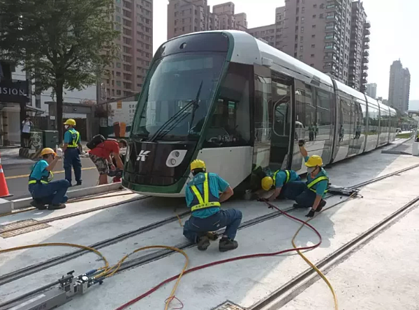 交通部宣布,依「大眾捷運系統履勘作業要點」規定,已於今日完成高雄環狀輕軌台鐵美術館站(C20)至愛河之心站(C24)路段履勘作業。圖/交通部提供