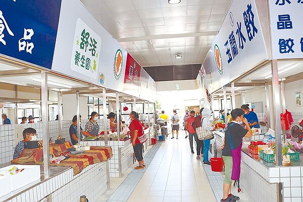公館鄉公有零售市場有將近60年歷史,因為數次地震造成市場結構損壞,縣府斥資將近2千萬拆除重建,日前正式啟用開幕,提供民眾優質的購物環境。(苗栗縣政府提供/李京昇苗栗傳真)