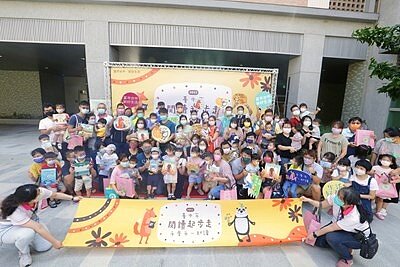 親子共讀走入社宅中市好宅飄書香大合照。圖/台中市文化局提供