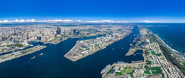 高雄前鎮區緊臨高雄港第二貨櫃港區，北有加工出口區與軟體科技園區，中有臨海工業區的前鎮園區，南有前鎮漁港與臨廣加工區。圖／前鎮科技產業園區提供