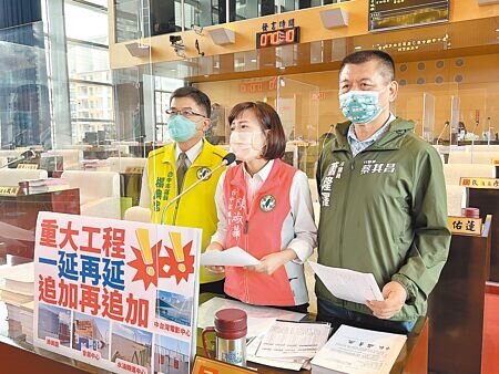 民進黨台中市議員楊典忠(左起)、陳淑華及蕭隆澤聯合質詢,批台中市府施政不利,讓重要建設工程都延宕。(林欣儀攝)