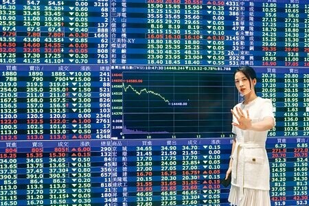 國際美元指數狂飆,盤中一度衝破114,加上外資26日血洗台股,拿錢走人的態度明確,新台幣貶勢擴大,盤中最多慘摔2.36角至31.901元,劍指32元價位,收盤前因中央銀行阻貶而收斂貶幅,不過終場仍貶值1.53角,收在31.818元兌1美元,續創逾5年半新低。(本報資料照片)