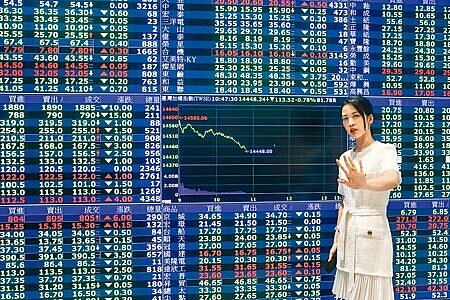 國際美元指數狂飆,盤中一度衝破114,加上外資26日血洗台股,拿錢走人的態度明確,新台幣貶勢擴大,盤中最多慘摔2.36角至31.901元,劍指32元價位,收盤前因中央銀行阻貶而收斂貶幅,不過終場仍貶值1.53角,收在31.818元兌1美元,續創逾5年半新低。(本報資料照片)