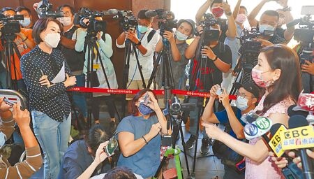 前中姐張淑娟26日到北檢控告媒體人周玉蔻與蔡玉真，周玉蔻（右）搶先一步現身地檢署，與台北市議員王鴻薇（左）在媒體前大吵一架。（季志翔攝）