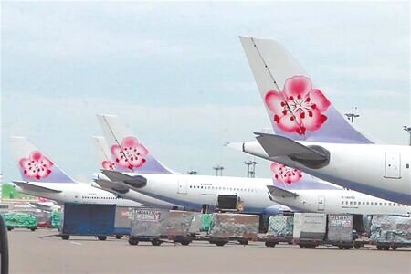 華航向民航局討溢付租金,法院判決民航局須返還租金1.7億多元加計11年的利息確定。圖為華航機隊。(本報資料照片)