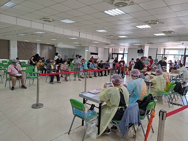 桃園市長者莫德納次世代雙價疫苗追加劑施打情形踴躍。圖/桃園市政府衛生局提供