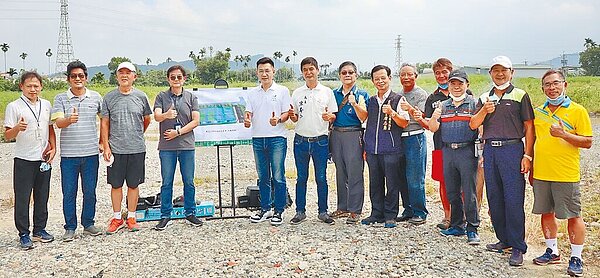 市議員陳本添(左六)26日邀集立委江啟臣及中市運動局等進行會勘,要求行政單位務必掌握規畫時程,盡速執行工程。(立委江啟臣服務處提供/陳世宗台中傳真)