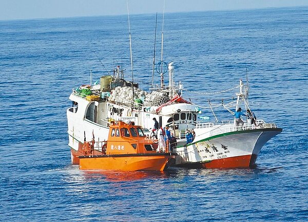 海巡艦艇運載替代船長海上馳援,協助將金隆成18號駛回鹽埔漁港。(海巡署提供/林和生屏東傳真)