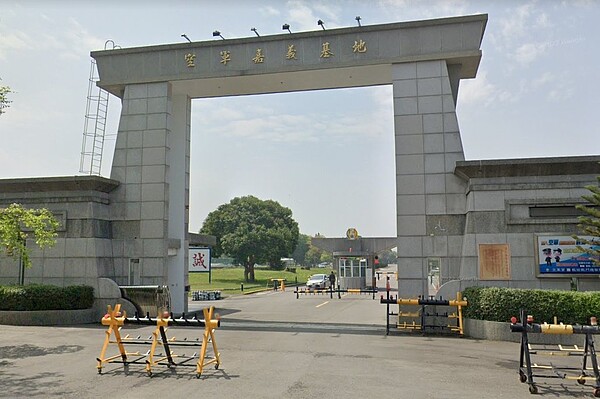 住新北市的林姓男子24日晚間涉翻牆進入嘉義縣水上鄉的空軍嘉義基地,停留3個小時多才被發現,嘉義地檢署訊後依違反要塞堡壘地帶法等,命令交保3萬元。圖/翻攝Google maps