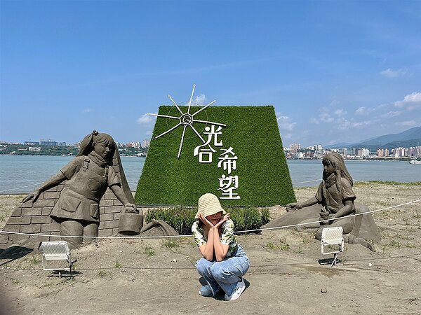 2個小女孩澆灌「光合希望」的種子。圖/新北市政府提供