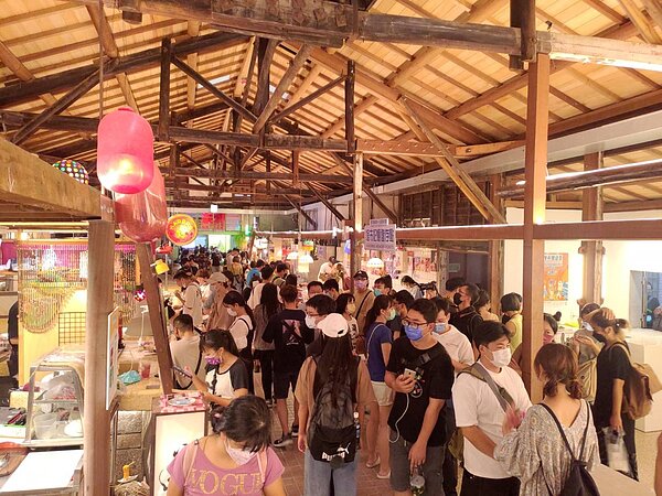 鹽一市場多元青年攤商進駐。圖/高雄市經發局提供