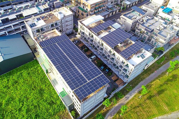 仁武區連續五棟建築物每戶設置容量10.24kWp，年發電量每戶13,081.6度。圖／高雄市工務局提供
