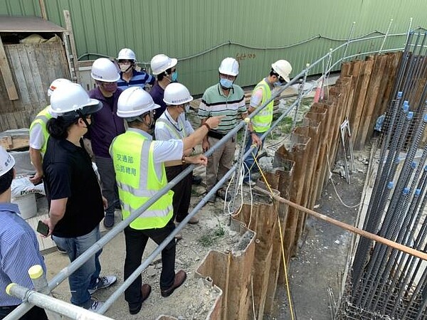 交通部公路總局第五區養護工程處徐文義副處長帶隊視察工區。圖／南市府提供