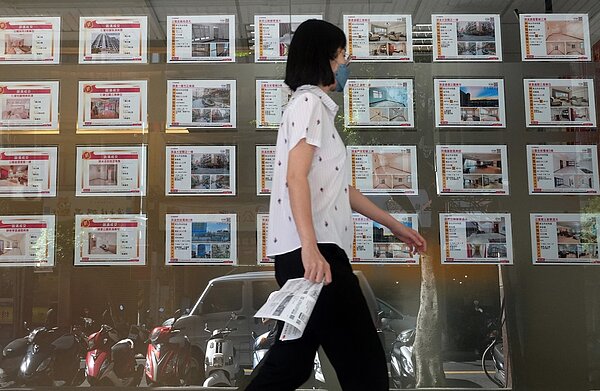 中華郵政宣布,自28日起調整存款利率,公教人員「築巢優利貸」的貸款利率將增至1.81%,青年安心成家房貸(一段式)利率,也由1.65%上調至1.775%。記者杜建重/攝影