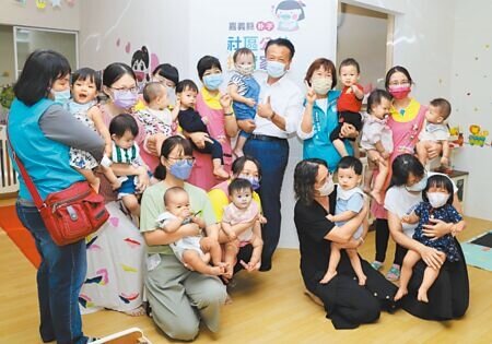 嘉義縣長翁章梁27日前往朴子公托關心營運,並與幼兒們互動,拍照時有孩童怕生不受控,哇哇大哭,場面逗趣。(呂妍庭攝)