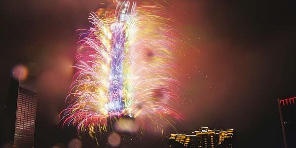 台北W飯店一般市景房賣到5萬元天價,圖為台北101跨年煙火。圖/中時報資料照片