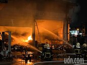 屏東鬧區大火整排鐵皮屋陷火海　現場連傳爆炸聲