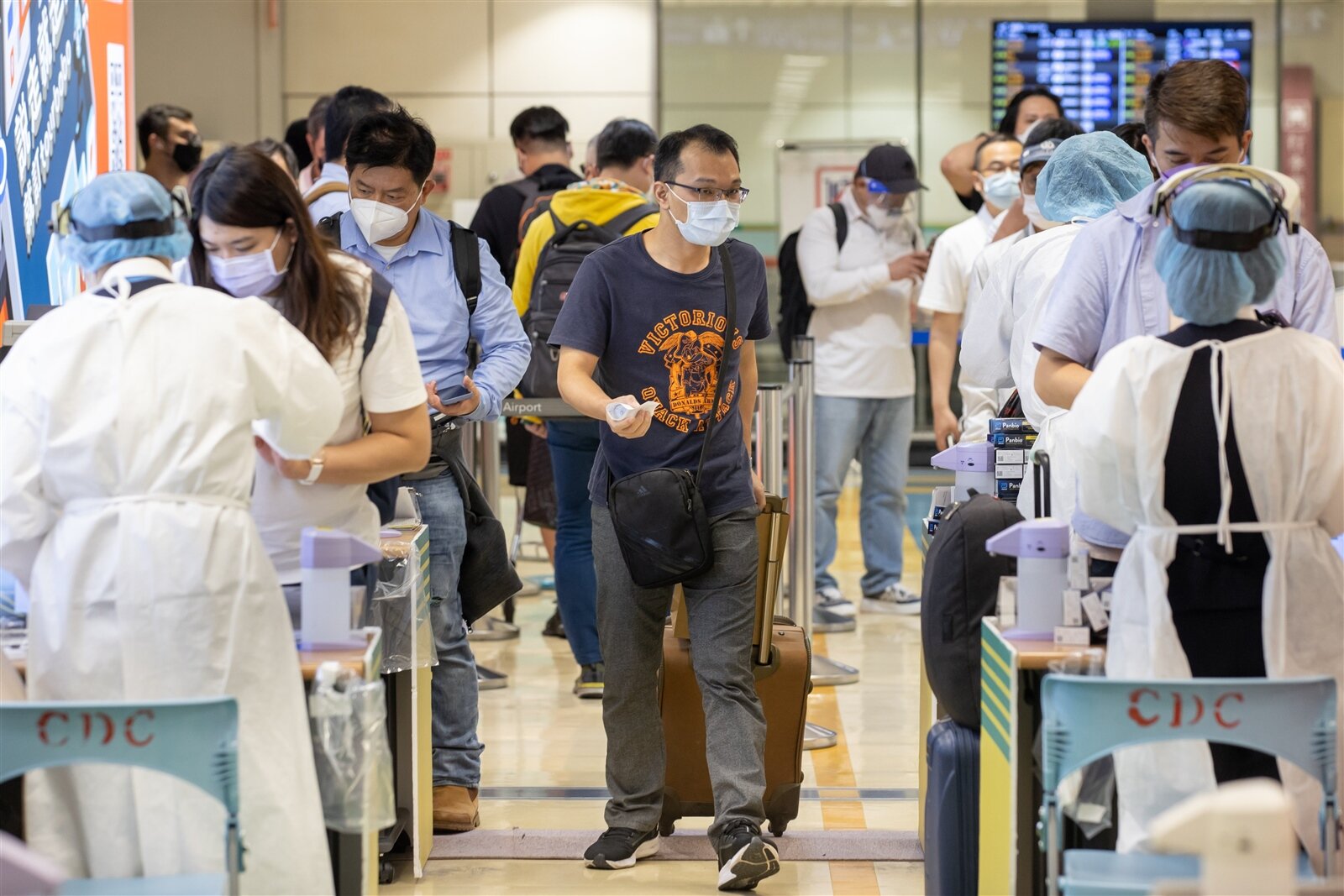 隨著國內疫情趨緩,行政院上周表示,最快將於10月13日開放國境,屆時不僅每周入境人數上調為15萬人次,入境檢疫措施也改為「0+7」,並解除旅行社的禁團令。圖為機場示意圖。記者季相儒/攝影