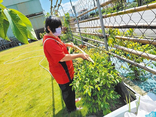 財團法人高雄市方舟就業服務協會理事長王姿琦說,安心上工的工作性質單純、壓力小,許多人要銜接到職場無法適應,不過安心上工也有正面發揮短暫就業的功效。(財團法人高雄市方舟就業服務協會提供)