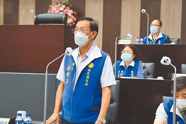 南投縣長林明溱面對縣議員關心露營場合法化情況,強調將協助業者申請,保障民眾籲業者權益。(民眾提供)