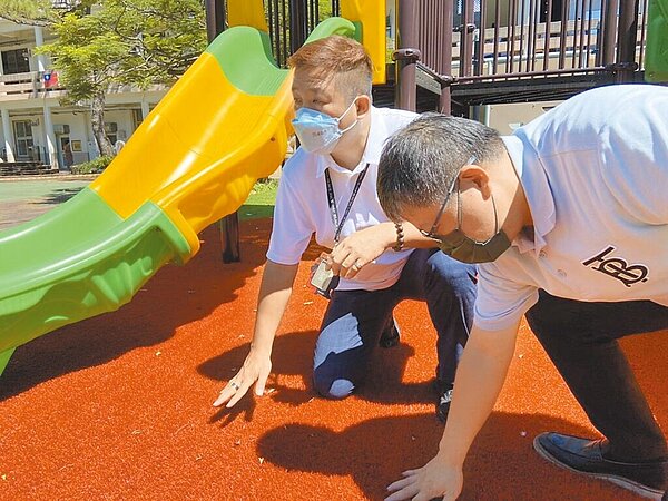 桃園市平鎮區宋屋國小遊具因靜電問題遲未啟用,教育局發現部分學校有人工草皮靜電問題。(黃敬平提供)