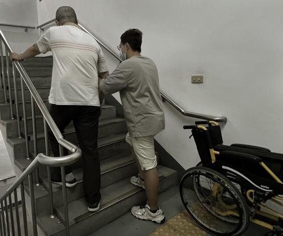 台南市5樓以下公寓住宅增設無障礙電梯申請補助，可以「免費到府評估」。圖／工務局提供