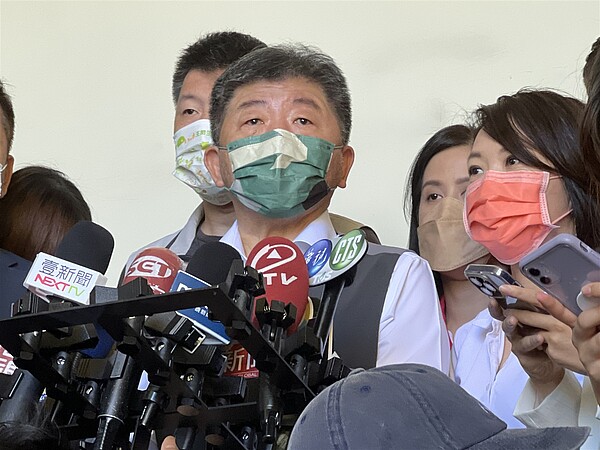 民進黨台北市長參選人陳時中27日早上前往成功市場掃街拜票前接受媒體聯訪。記者鍾維軒/攝影