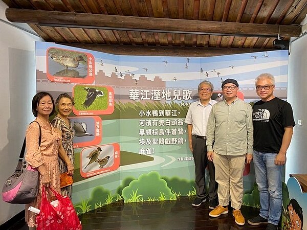 策展人華江濕地守護聯盟李咸亨理事長(中)。圖/北市教育局提供