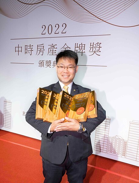 永慶房屋包辦「中時房產獎」房仲業所有獎項,涵蓋:經營、創新、服務、銷售、信任。圖/永慶房產集團提供