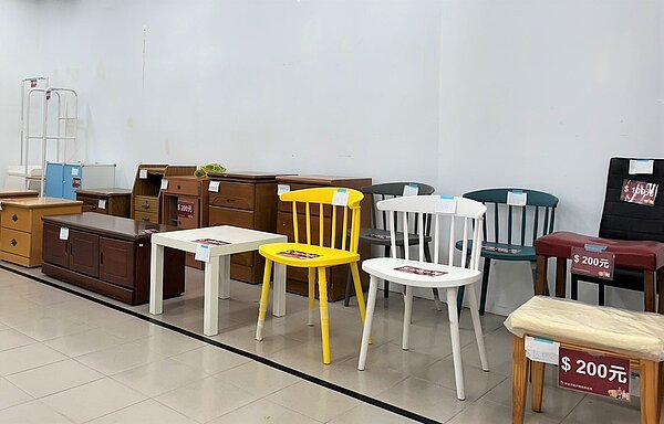 展售中心內有許多座椅、收納櫃等二手家具，經過清潔隊巧手修繕重獲新生。圖／環保局提供
