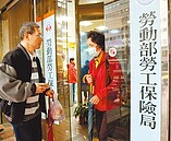 近六年首見　去年企業退休人數　跌破10萬