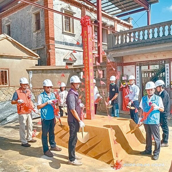 金門縣定古蹟「青嶼張氏兄弟洋樓」昨天施工修復。圖/金門縣文化局提供