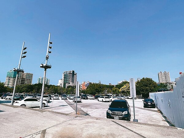 新竹市圖書館總館暨停車場興建工程10月中動工，一旁演藝廳停車場10月起不開放停車。記者張裕珍／攝影 