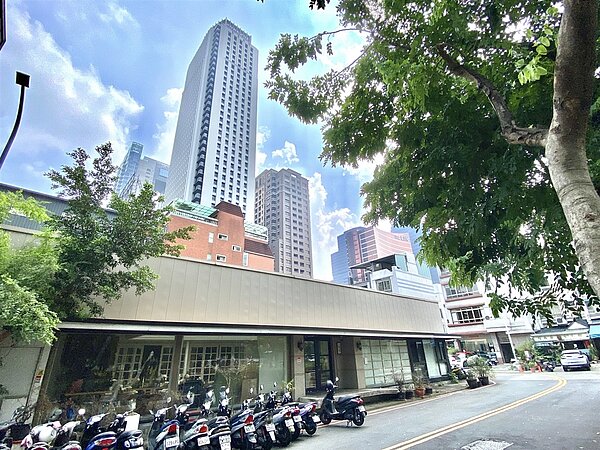 七期秋紅谷公園旁的老屋成開發商垂涎目標,圖為大錸建設新案基地。圖/記者宋健生 攝影