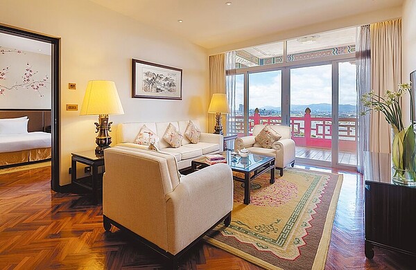 搭配西密道第2道門的導覽行程,圓山大飯店推出許多食宿優惠活動;圖為天際套房。(圓山大飯店提供)