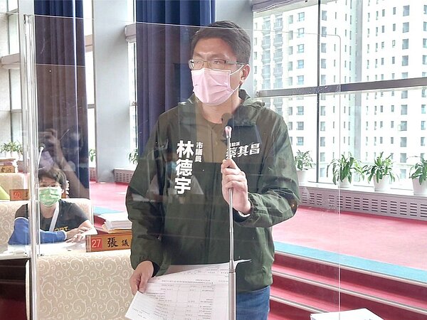 台中市議員林德宇指出，台中市敬老愛心卡「不好用」社會局表示，持續檢討。圖／林德宇提供