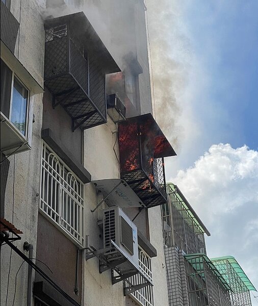 今(29)日中午12時18分,北市林森北路傳出1處民宅失火的消息。圖/翻攝自臉書《三大消火職人の日常》