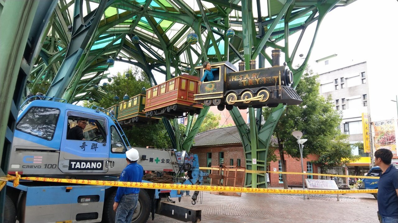 每次為了防颱,出動大型機具小心翼翼拆卸宜蘭火車站前的幾米「飛天火車」,今年底這裡會有新裝置,原來的飛天火車移地安置。 聯合報系資料照