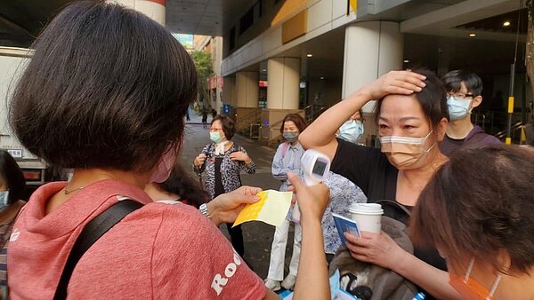 舉辦里內活動時,內湖里都會確實落實體溫測量貼貼紙的作為。圖/取自梘頭社區花絮(內湖里)臉書