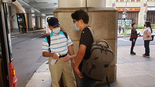 上車前落實酒精消毒措施,更能安心出遊。圖/取自梘頭社區花絮(內湖里)臉書