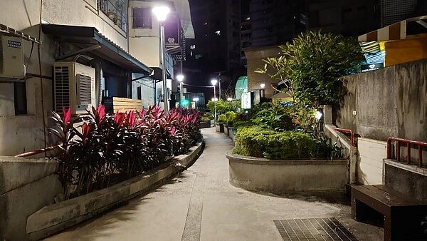 昌華里長推動於水溝公園設置路燈,讓里內環境安全更加提升。圖/取自梘頭社區花絮(內湖里)臉書