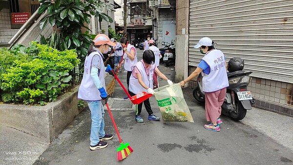 內湖里的環保志工每個月的第一週會展開打掃工作。圖/取自梘頭社區花絮(內湖里)臉書