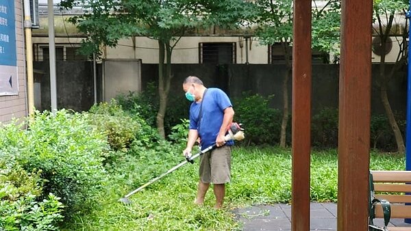 除草作業也會與清潔日配合進行。圖/取自梘頭社區花絮(內湖里)臉書