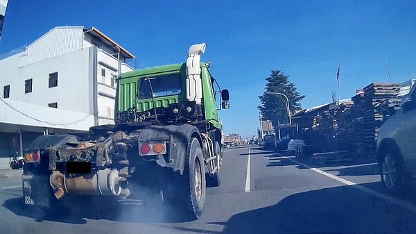 臺東縣環境保護局提供檢舉烏賊車的獎勵金每件300元，另更加碼提供限量獎勵品。圖／臺東縣政府提供