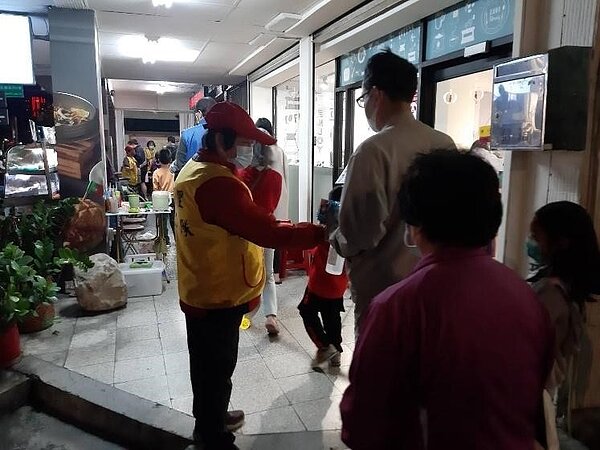 參與活動前金瑞里里民會先排隊依序消毒後再進場。圖/取自台北市鄰里服務網